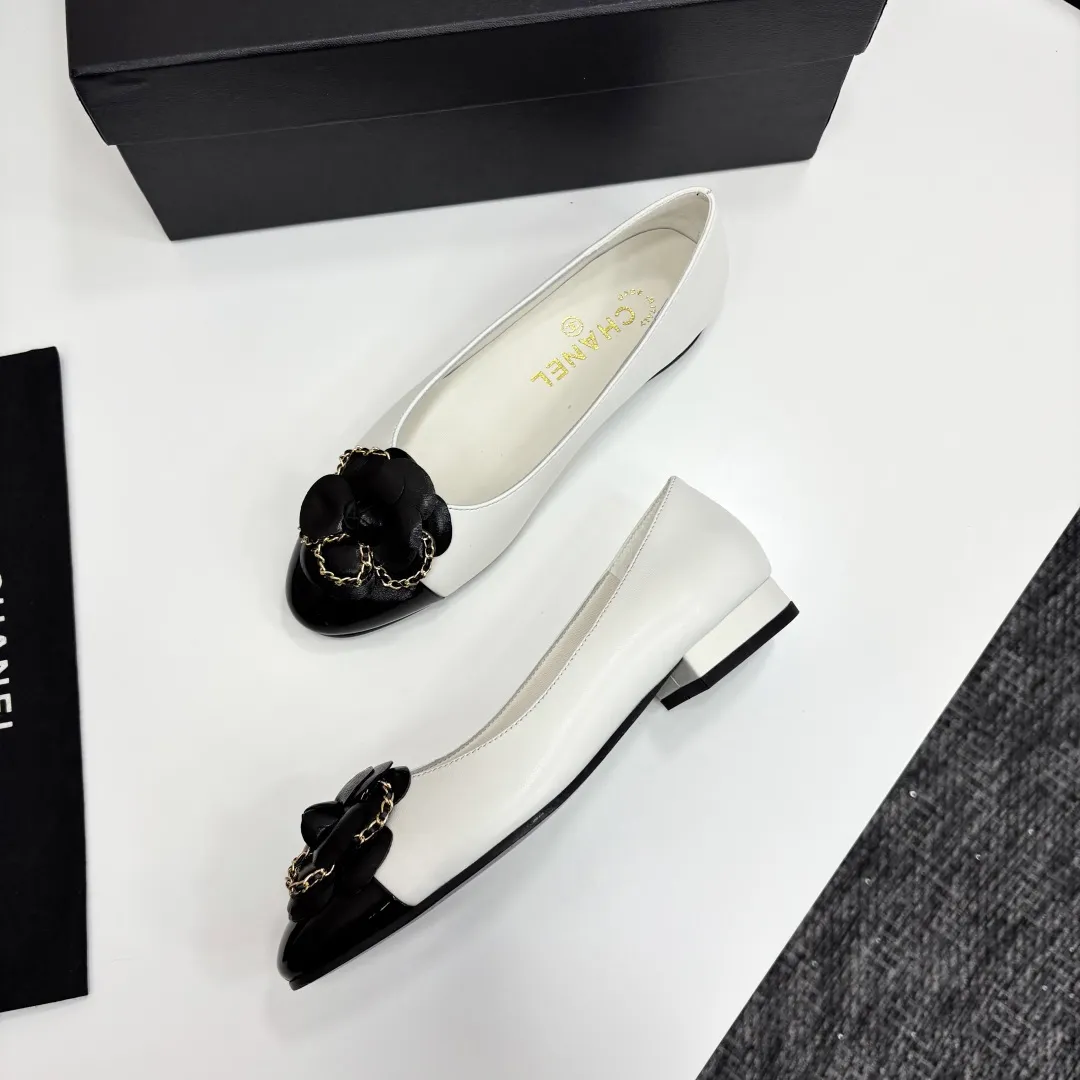 👟👟Ex-factory price 580👟👟 CHANEL｜Chanel Chanel 25C early spring new product Camellia series flat shoes This season’s Camellia series is really beautiful😍 Grandma Xiang’s family has always been elegant and ladylike, full of high-end sense! It’s very nice on the feet~ Whether worn barefoot or paired with skirts or trousers, it’s very versatile! Incomparably beautiful! Extraordinarily fairy 🧚 Overwhelmingly girly‼ ️ The upper is made of imported lambskin, the lining is made of mixed sheepskin, and the Italian A-grade leather outsole Size: 35-39 (40/41 customized)